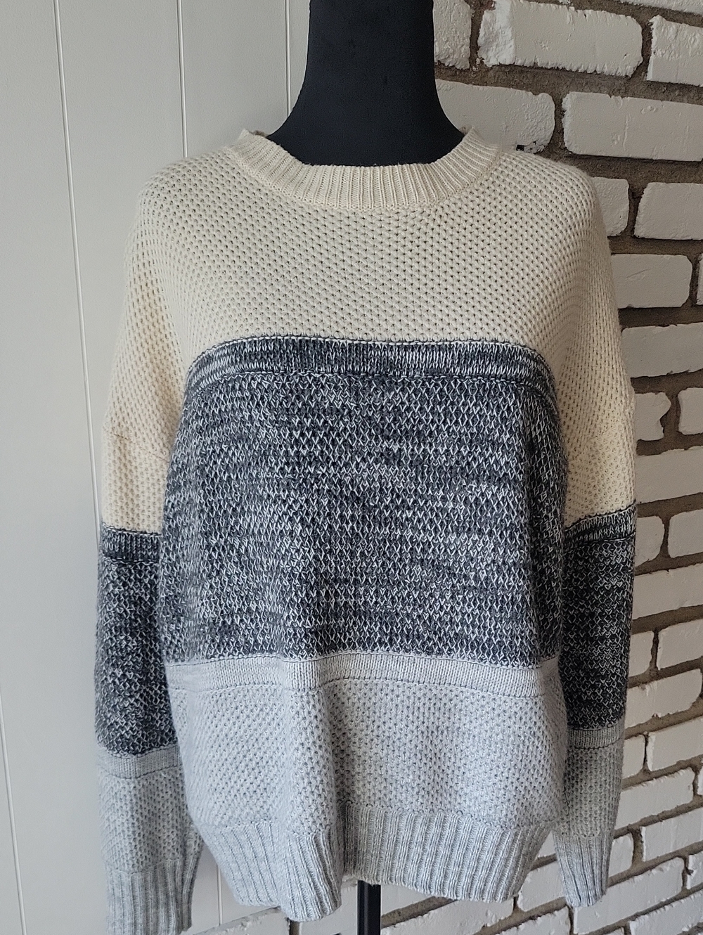 Women's Crewneck Colorblock Knit Sweater in Cream and Gray - Size L